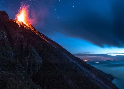 Stromboli bei Nacht